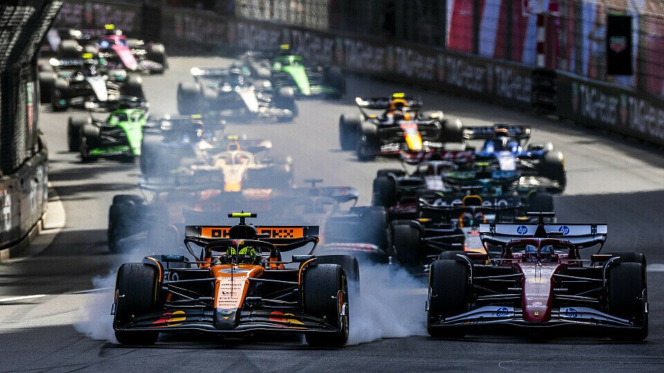 Polesetter Lando Norris gewinnt im McLaren den Start knapp vor Charles Leclerc im Ferrari