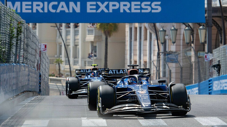 Alexander Albon im Williams vor Teamkollege Carlos Sainz Jr.
