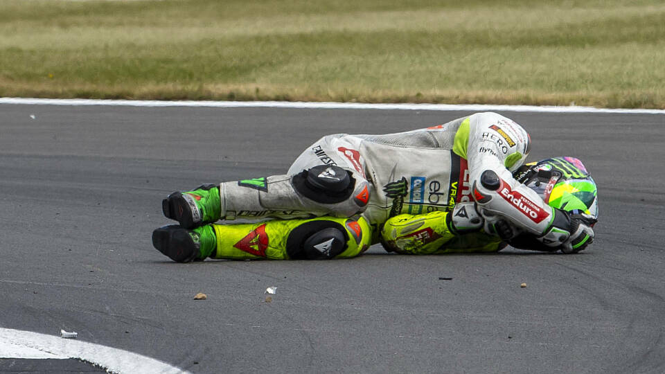 Franco Morbidelli blieb nach Kollision mit Aleix Espargaro auf der Strecke liegen, Foto: IMAGO / Action Plus