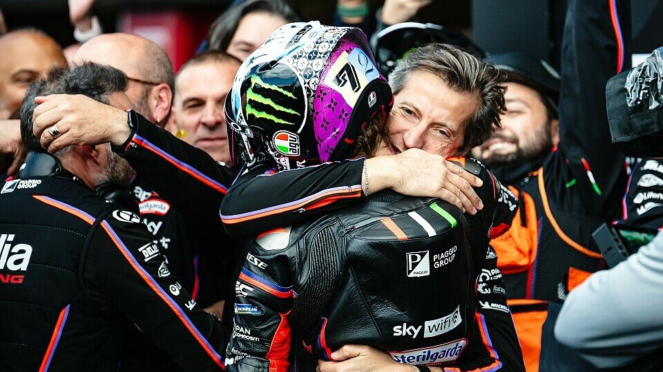 Massimo Rivola umarmt Marco Bezzecchi nach dem Sieg in Silverstone