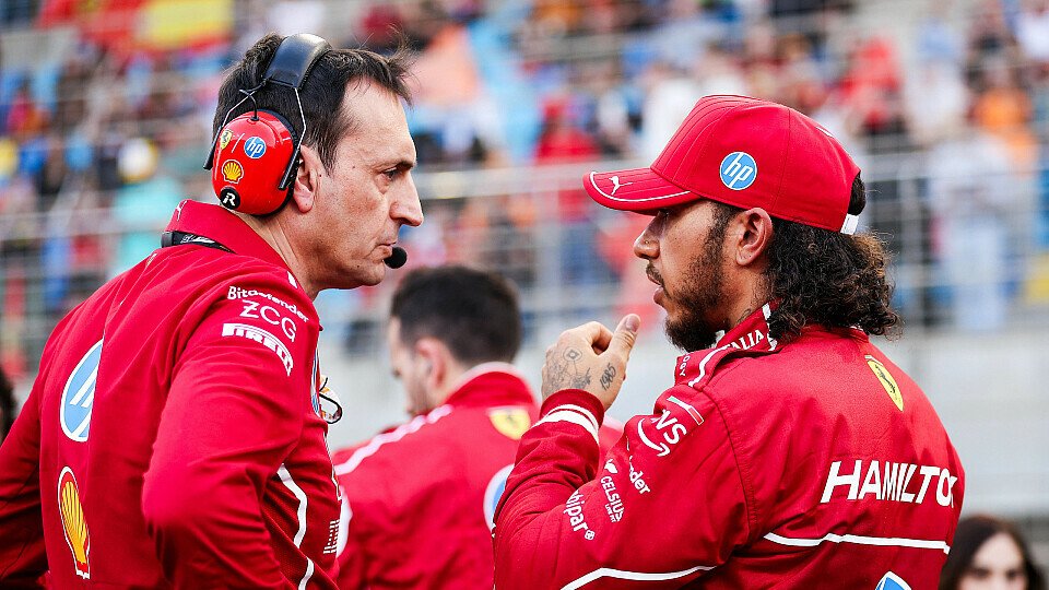 Lewis Hamilton (Ferrari) mit Renningenieur Riccardo Adami beim Formel-1-GP in Bahrain (Sakhir) 2025.