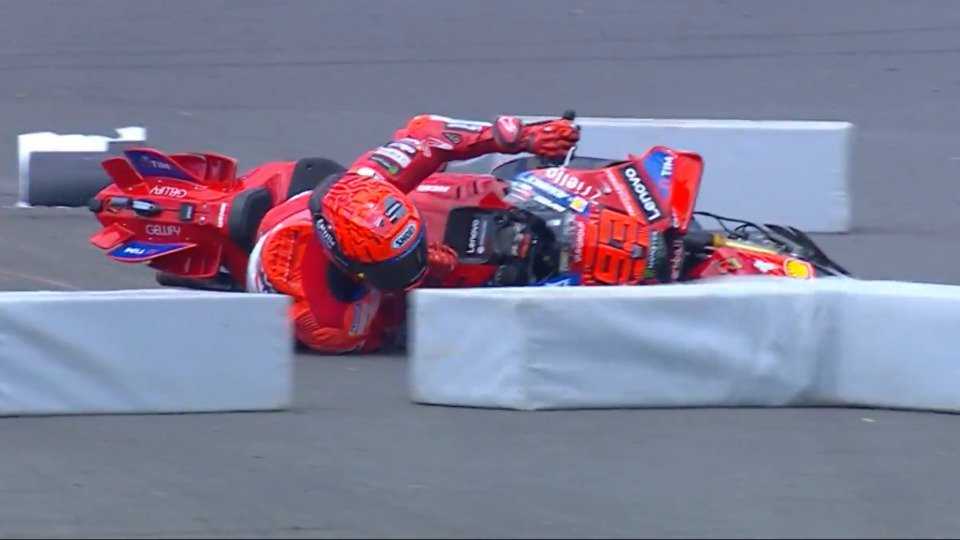 Marc Marquez rutsch in die Barrieren in Silverstone