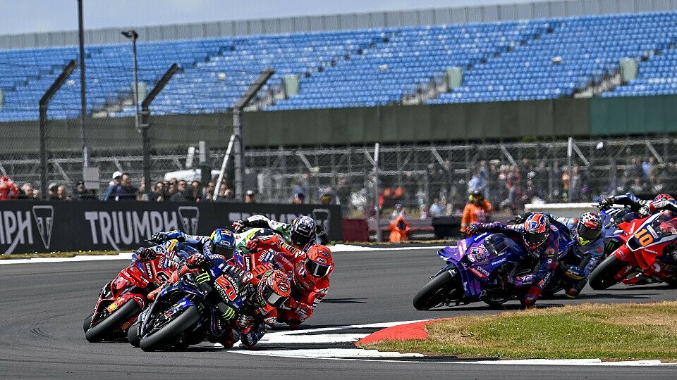 Das MotoGP-Feld vor leeren Tribünen in Silverstone