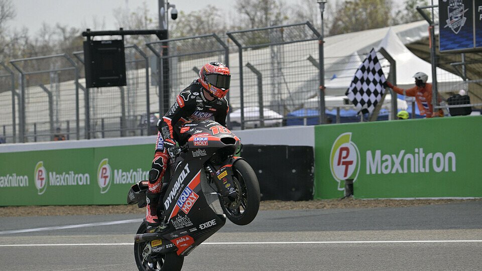 Manuel Gonzalez bejubelt den Thailand-Sieg im einem Wheelie