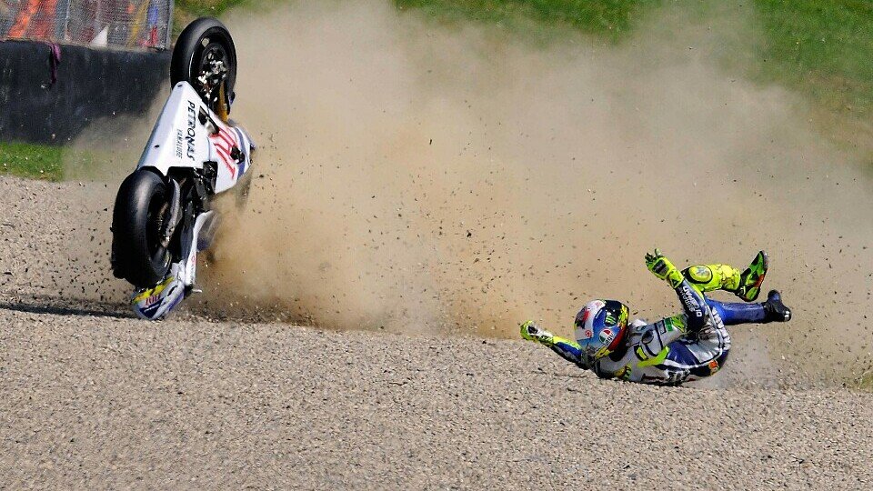 Valentino Rossi stürzte 2010 in Mugello erstmals in seiner MotoGP-Karriere schwer, Foto: IMAGO / Gribaudi/ImagePhoto
