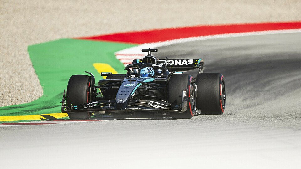 George Russell im Mercedes auf der Strecke in Barcelona