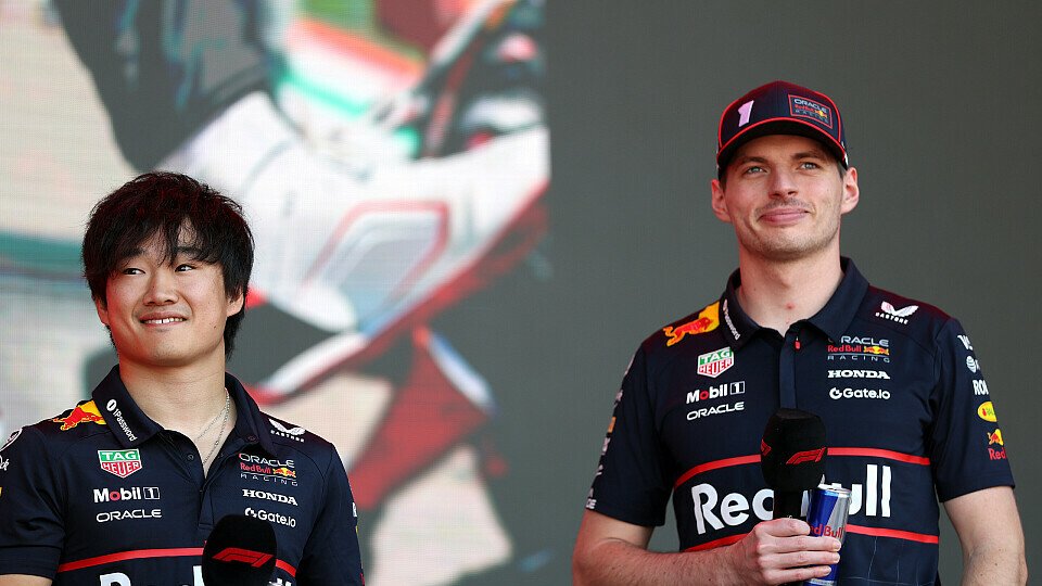 Red Bull-Piloten Yuki Tsunoda und Max Verstappen in der Fanzone