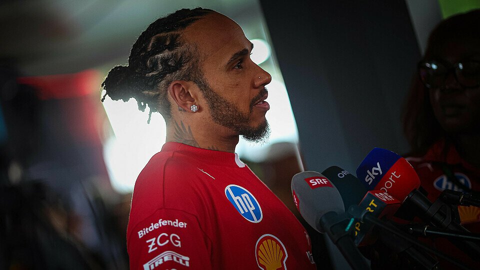 Ferrari-Fahrer Lewis Hamilton spricht mit den Medien