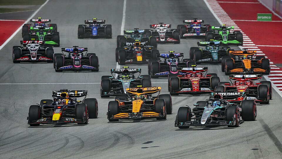 Der Start in den Spanien-GP 2024, George Russell übernimmt außen die Führung Der Start in den Spanien-GP 2024, George Russell übernimmt außen die Führung