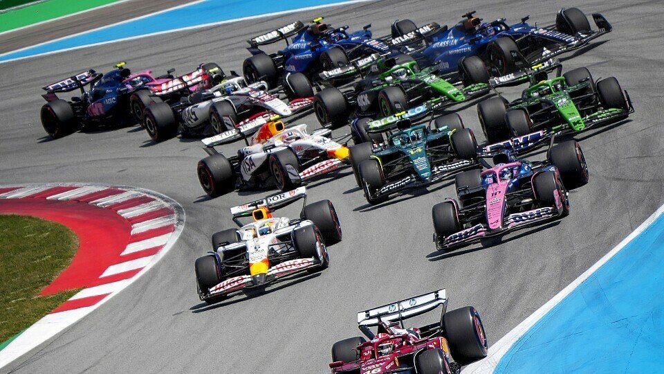 Isack Hadjar im Racing Bull beim Start-Duell gegen Piere Gasly im Alpine. Davor liegt Charles Leclerc im Ferrari.