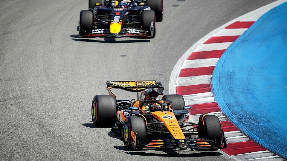 Oscar Piastri führt im McLaren vor Max Verstappen im Red Bull 