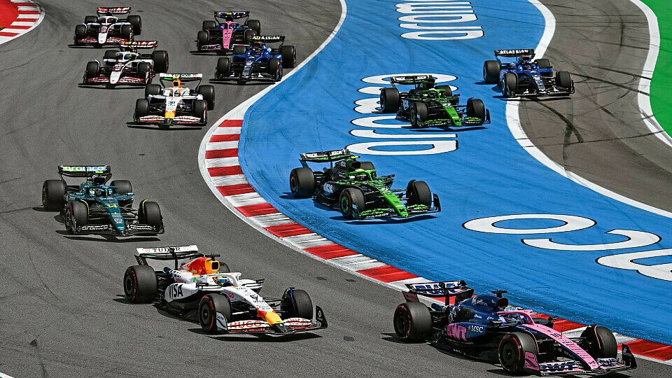 Start: Gabriel Bortoleto und Nico Hülkenberg (beide Sauber) vor Alexander Albon (Williams) neben der Strecke Start: Gabriel Bortoleto und Nico Hülkenberg (beide Sauber) vor Alexander Albon (Williams) neben der Strecke