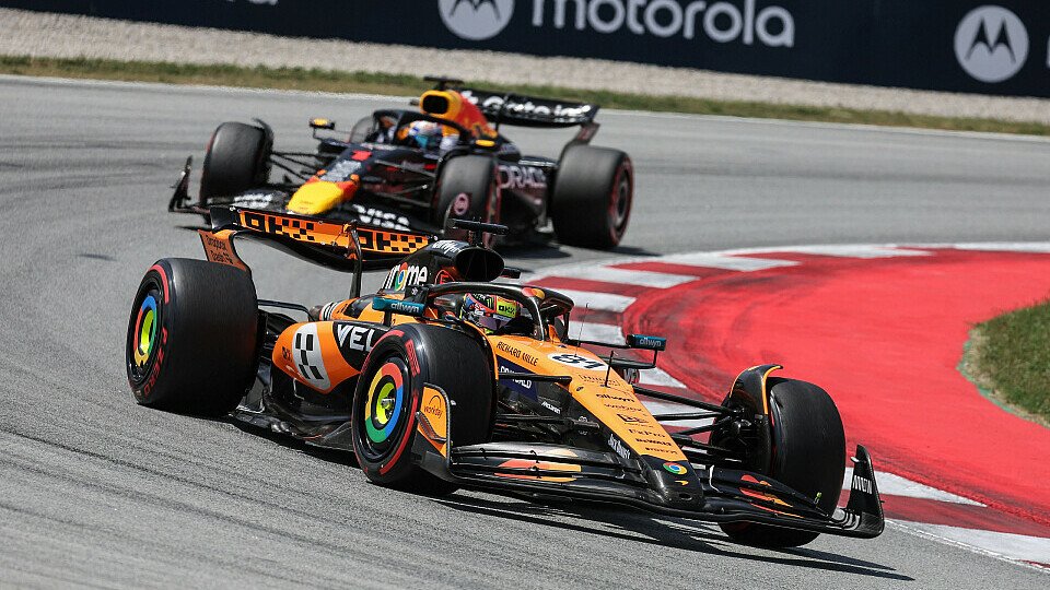 Oscar Piastri führt im McLaren vor Max Verstappen im Red Bull