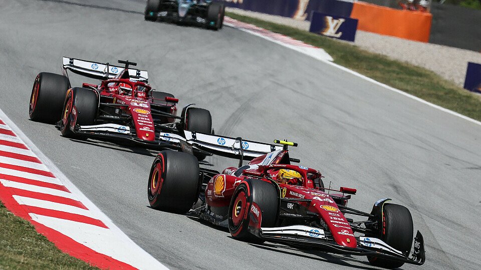 Lewis Hamilton vor Ferrari-Teamkollege Charles Leclerc und George Russell im Mercedes Lewis Hamilton vor Ferrari-Teamkollege Charles Leclerc und George Russell im Mercedes