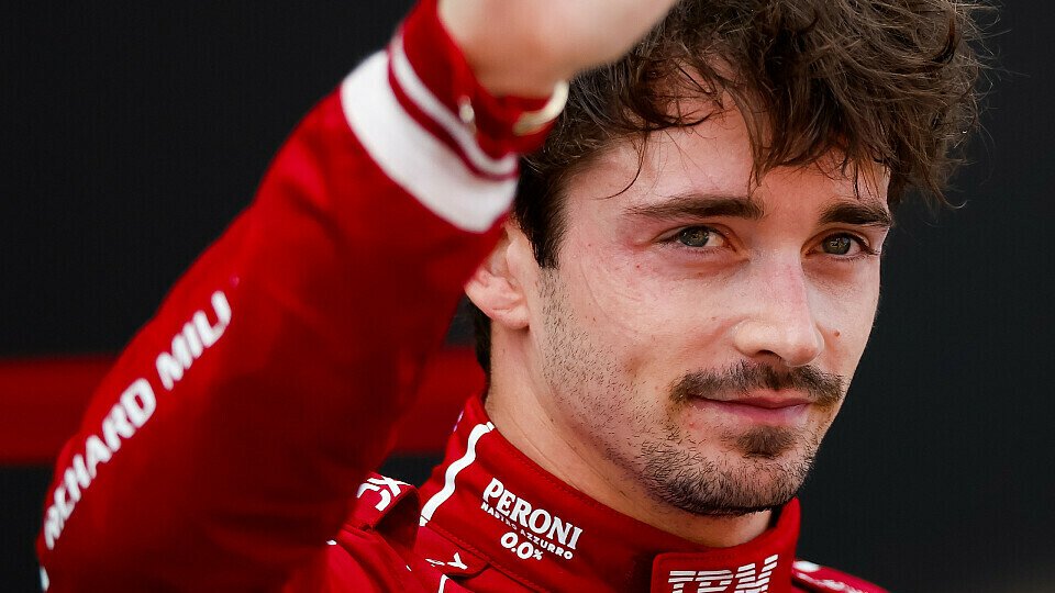 Ferrari-Fahrer Charles Leclerc auf dem Podium Ferrari-Fahrer Charles Leclerc auf dem Podium
