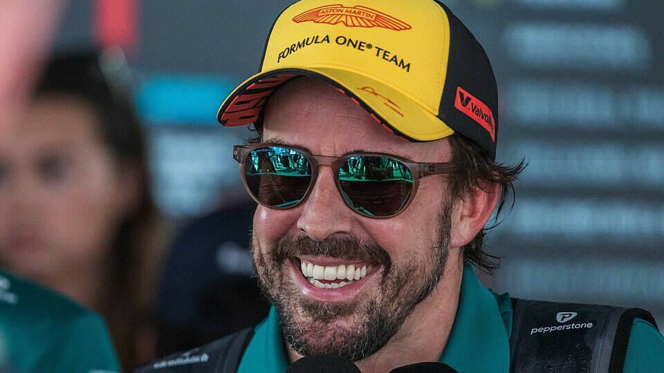 Fernando Alonso mit einem breiten Lachen nach dem Großen Preis von Spanien 2025.