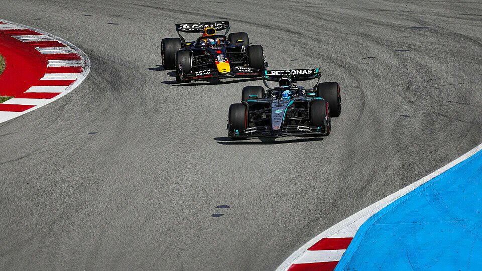 Max Verstappen (Red Bull) und George Russell (Mercedes) beim Formel-1-GP in Barcelona (Spanien) im Rennen Max Verstappen (Red Bull) und George Russell (Mercedes) beim Formel-1-GP in Barcelona (Spanien) im Rennen
