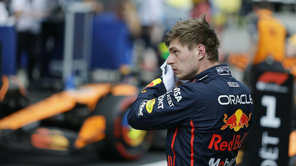Max Verstappen steht nach dem Qualifying von Barcelona im Parc ferme Max Verstappen steht nach dem Qualifying von Barcelona im Parc ferme
