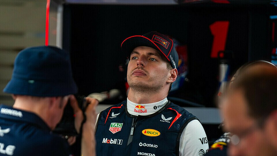 Max Verstappen steht vor einem Fotografen in der Red-Bull-Box