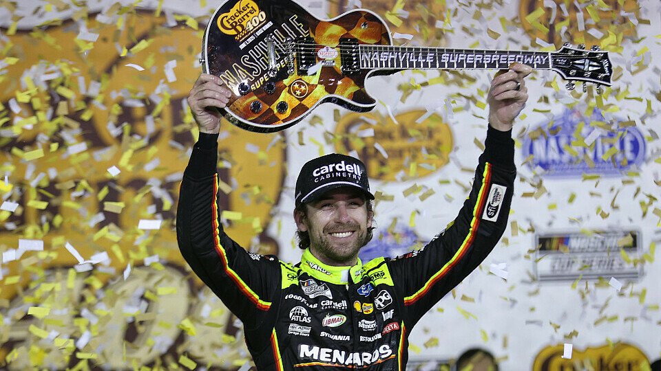 Ryan Blaney (#12 Team Penske) feiert den ersten Saisonsieg in der Victory Lane vom Nashville Superspeedway