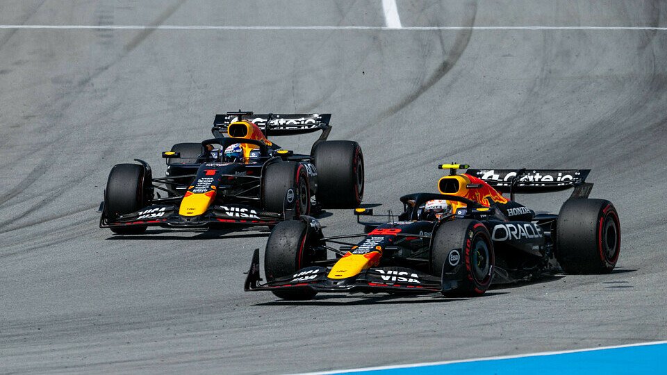 Yuki Tsunoda und Max Verstappen auf der Strecke beim Spanien-GP 2025. 