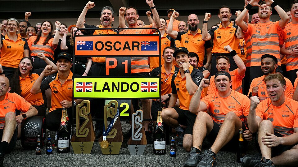 McLaren-Teamfeier mit Lando Norris, Teamchef Andrea Stella und Sieger Oscar Piastri McLaren-Teamfeier mit Lando Norris, Teamchef Andrea Stella und Sieger Oscar Piastri