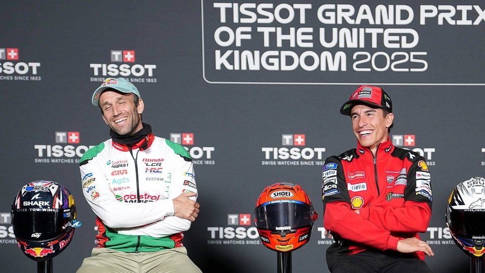 Johann Zarco und Marc Marquez lachen in der Pressekonferenz