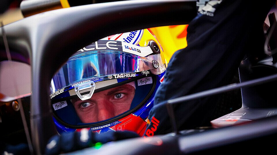 Max Verstappen sitzt mit Helm im Cockpit Max Verstappen sitzt mit Helm im Cockpit