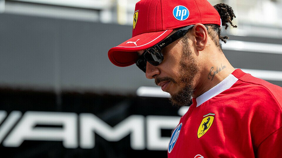 Lewis Hamilton mit hängendem Kopf Lewis Hamilton mit hängendem Kopf