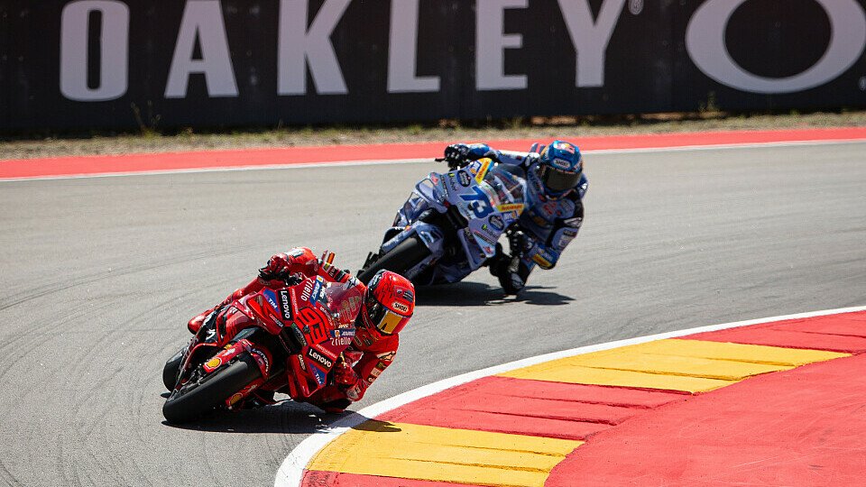 Marc Marquez (Ducati Lenovo Team) führt vor Alex Marquez (BK8 Gresini Racing MotoGP)