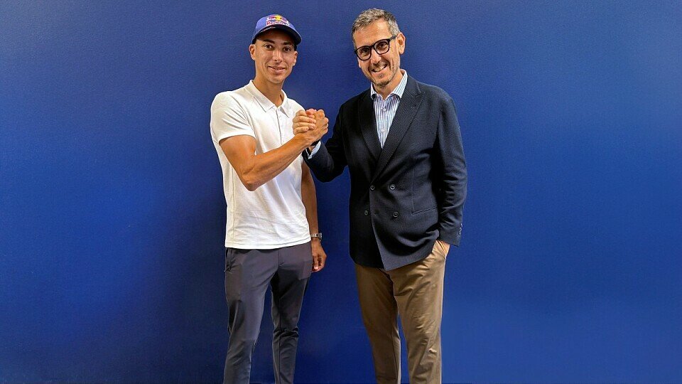 Toprak Razgatlioglu im Handschlag mit Paolo Pavesio