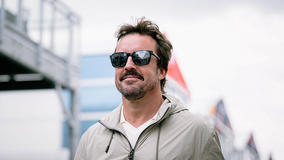 Aston Martin-Fahrer Fernando Alonso im Paddock