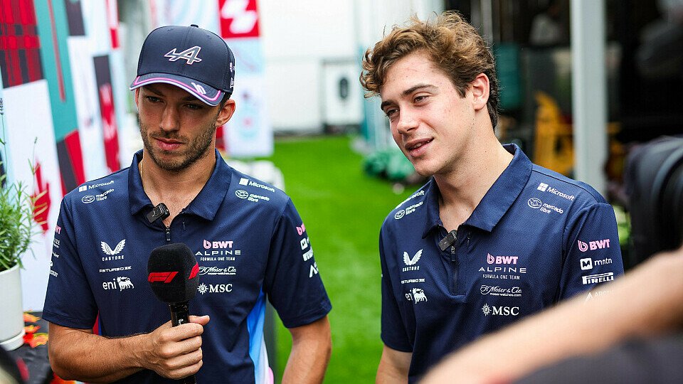 Alpine-Piloten Pierre Gasly und Franco Colapinto geben ein Interview 
