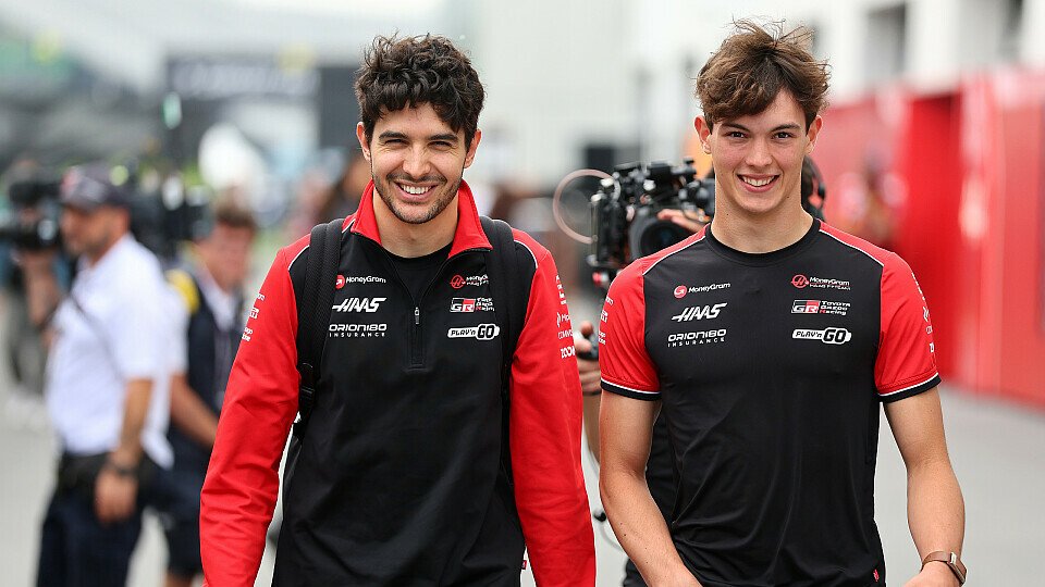 Haas-Fahrer Esteban Ocon und Oliver Bearman im Paddock