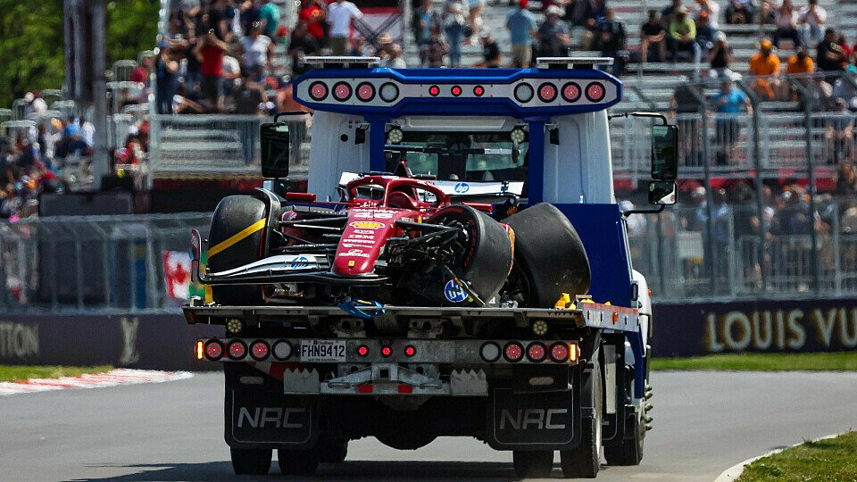 Der Ferrari von Charles Leclerc nach Crash auf dem Abschleppwagen