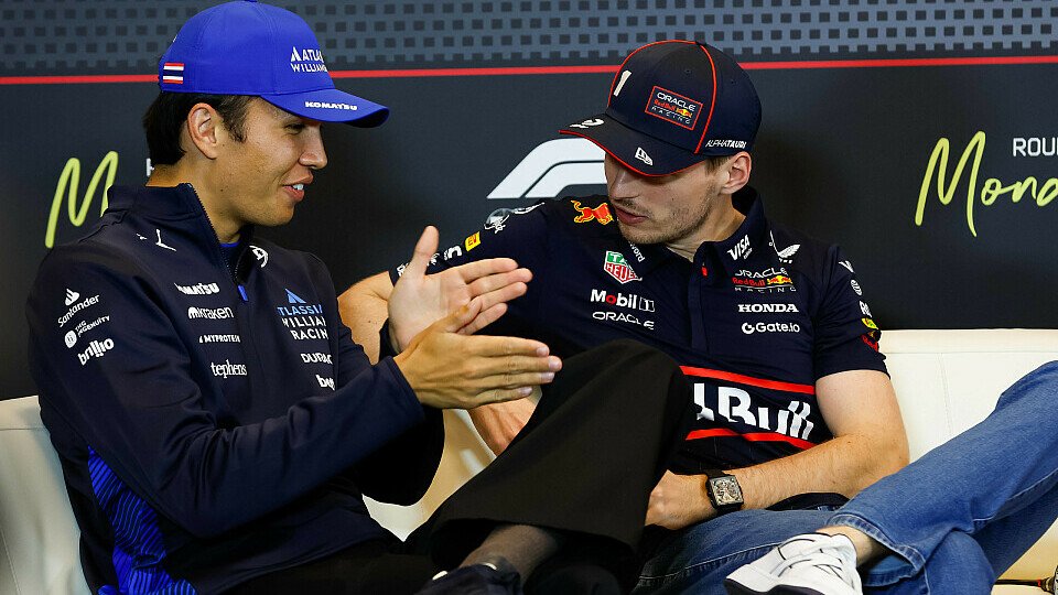 Alex Albon und Max Verstappen ins Gespräch vertieft