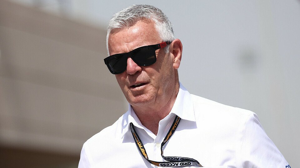 FIA-Steward Derek Warwick im Formel-1-Fahrerlager