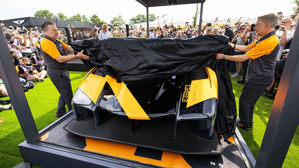 Zak Brown und Richard Dean (United Autosports) enthüllen das neue Hypercar von McLaren bei den Le Mans 24h 2025.