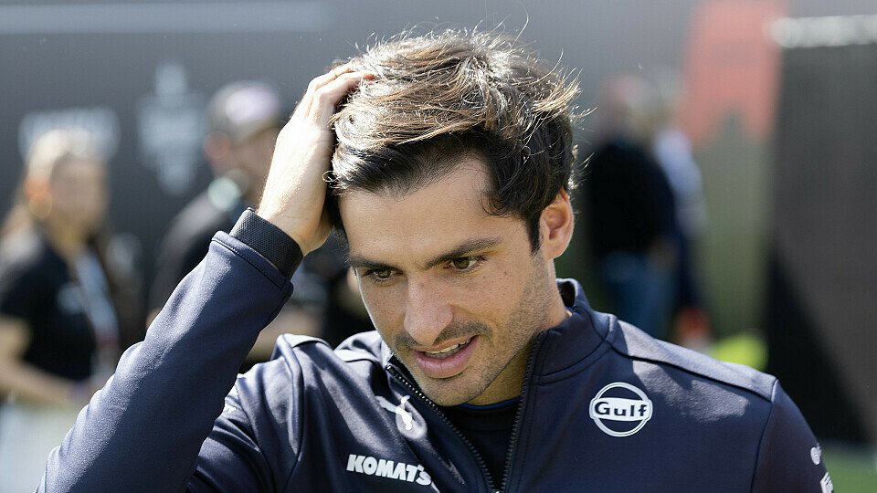 Carlos Sainz greift sich im Fahrerlager der Formel 1 in Kanada auf den Kopf