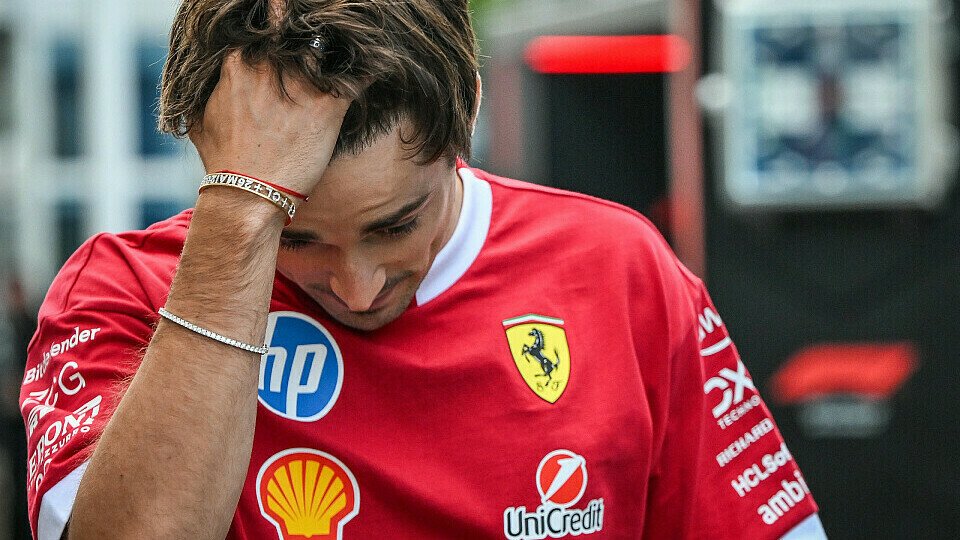 Ferrari-Pilot Charles Leclerc fährt sich frustriert durch die Haare