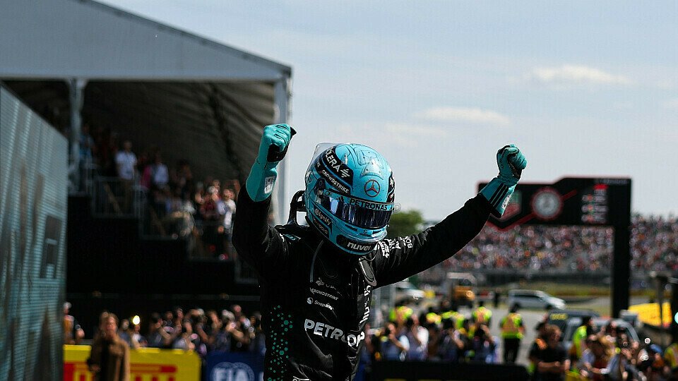 Sieger George Russell (Mercedes) feiert im Parc Ferme