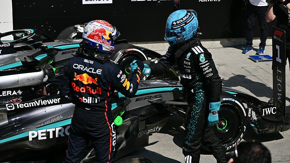 Max Verstappen (Red Bull) gratuliert George Russell (Mercedes) im Parc Ferme zum Sieg 