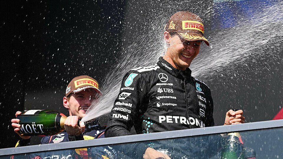 Podium mit Max Verstappen (Red Bull) und Sieger George Russell (Mercedes)