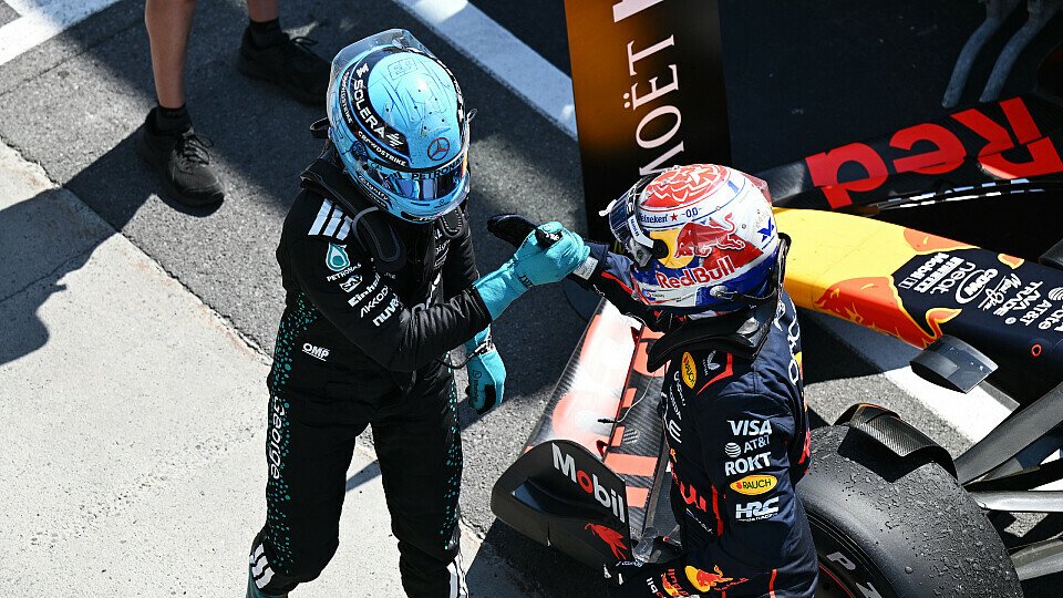 Max Verstappen (Red Bull) gratuliert George Russell (Mercedes) im Parc Ferme zum Sieg 