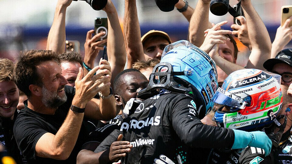 Kimi Antonelli und Sieger George Russell feiern das doppelte Podium für Mercedes