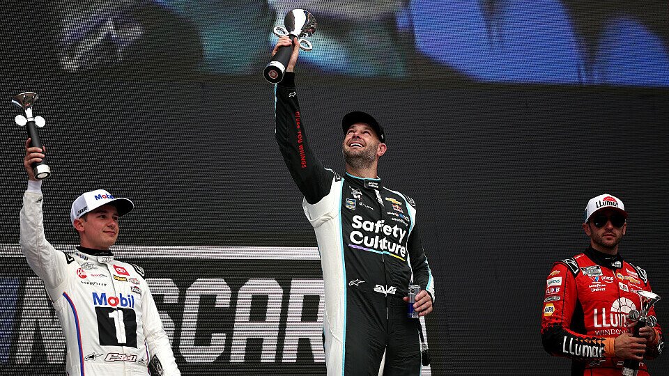 Das erste Podium in der NASCAR-Geschichte mit Christopher Bell, Sieger Shane van Gisbergen und Chase Elliott