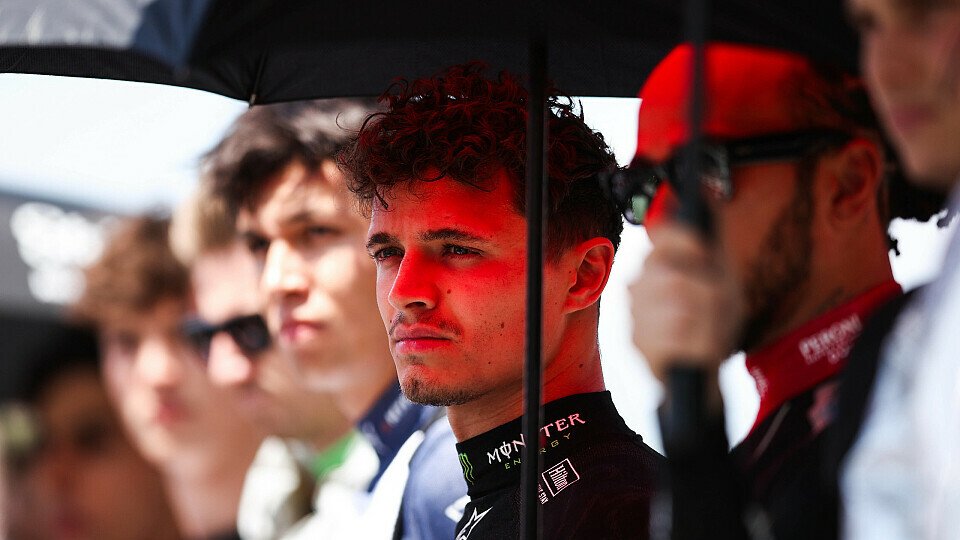 Lando Norris steht bei der Nationalhymne vor dem Start in Kanada