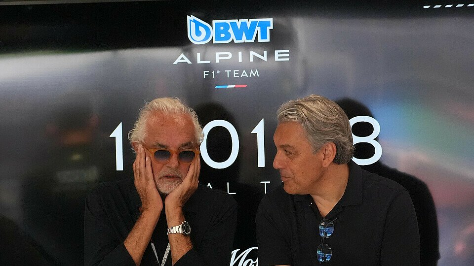 Alpine-Berater Flavio Briatore und Renault-CEO Luca de Meo in der Alpine-Garage