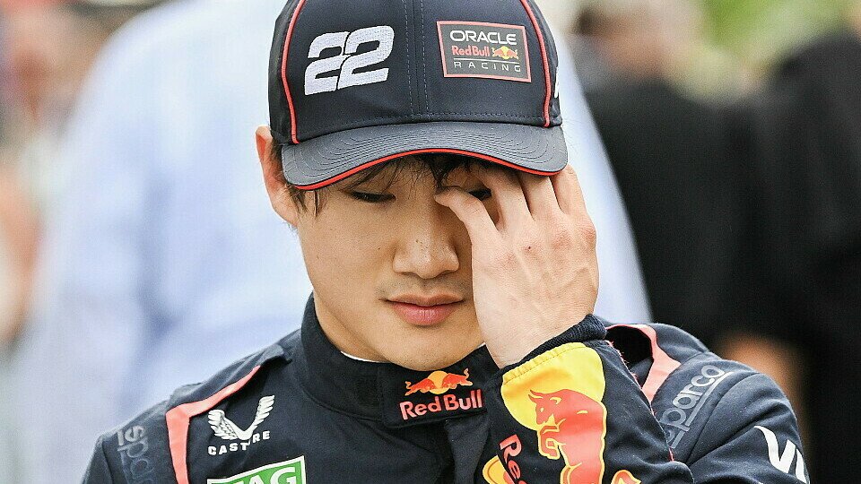 Red-Bull-Pilot Yuki Tsunoda greift sich an die Stirn