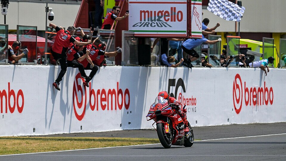 Marc Marquez (Ducati Lenovo Team) überquert die Ziellinie als Sieger Marc Marquez (Ducati Lenovo Team) überquert die Ziellinie als Sieger